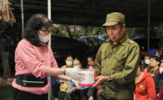 “Phiên chợ trái tim” gửi yêu thương qua những suất cơm