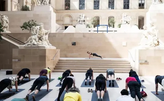 Tập thể thao trong bảo tàng Louvre