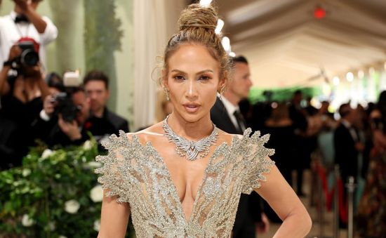 Jennifer Lopez lung linh trong bộ váy xuyên thấu, đeo vòng kim cương khổng lồ trên thảm đỏ Met Gala 2024