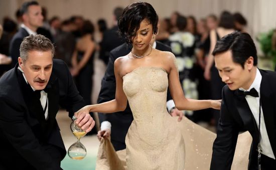 Bộ váy làm từ cát độc nhất vô nhị tại Met Gala 2024