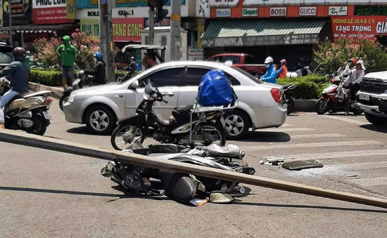 TP Hồ Chí Minh: Trụ đèn chiếu sáng ngã đè người phụ nữ bị thương