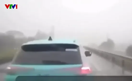 Phóng nhanh dưới trời mưa, ô tô đâm thẳng vào đuôi xe đang dừng, đỗ