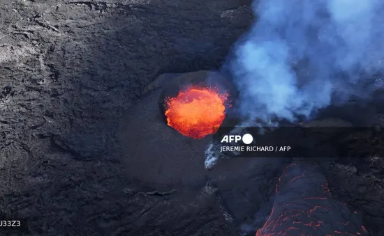 Núi lửa ở Iceland tiếp tục phun dung nham và khói bụi, vết nứt kéo dài hơn 3 km