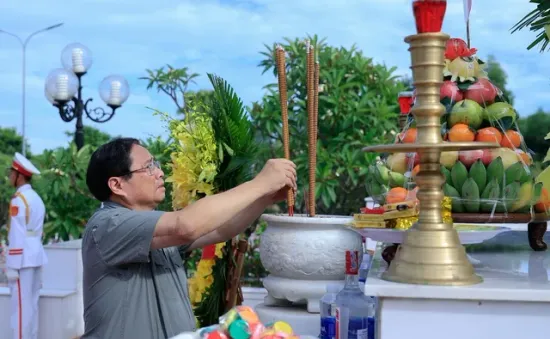 Thủ tướng dâng hương, viếng Đại tướng Võ Nguyên Giáp và các anh hùng, liệt sĩ