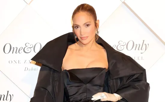 Jennifer Lopez gặp "hạn" và sự hả hê độc hại nhắm vào phái nữ