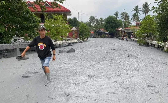Dòng lũ bùn núi lửa tràn vào gây ngập tới đầu gối ngôi làng ở Philippines