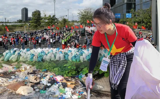 "Clean Up Việt Nam" thu gom hàng trăm tấn rác