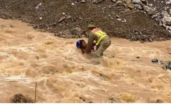 Thượng úy cảnh sát giao thông lao vào dòng nước lũ cứu người ở Hà Giang