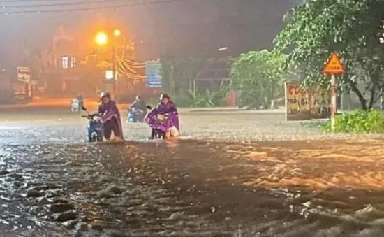Mưa lớn, nhiều tuyến phố ở Thái Nguyên ngập sâu