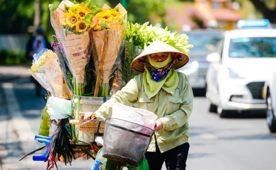 Bắc Bộ ngày nắng nóng, có nơi 39 độ C, đêm mưa dông