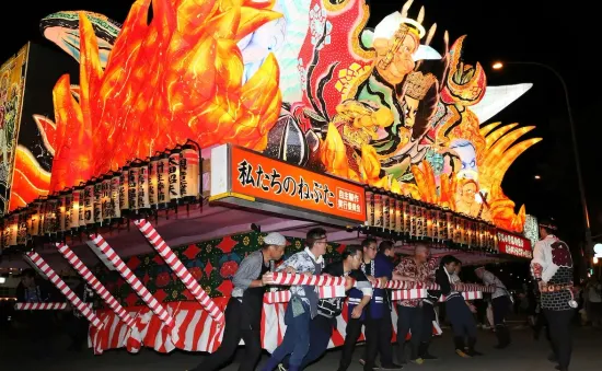 Độc đáo lễ hội "đèn lồng khổng lồ" tại Nhật Bản