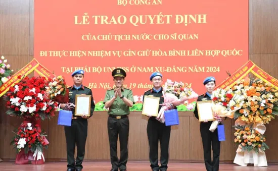 Trao quyết định của Chủ tịch nước cho 3 sĩ quan công an làm nhiệm vụ gìn giữ hoà bình LHQ
