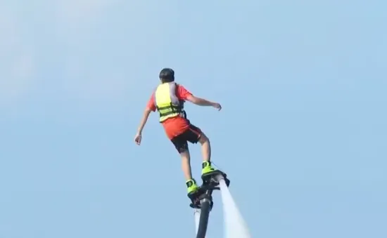 Ấn tượng trải nghiệm bay lượn trên mặt nước với Flyboard