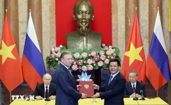 Chủ tịch nước Tô Lâm và Tổng thống Nga Vladimir Putin chứng kiến trao văn kiện hợp tác