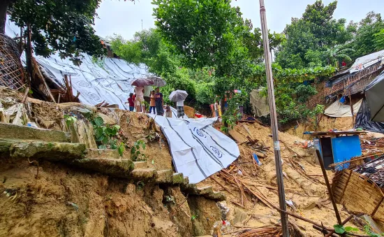 Mưa lớn gây lở đất khiến ít nhất 15 người chết, hàng triệu người phải di dời ở Bangladesh và Ấn Độ