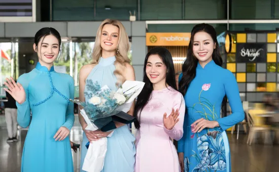 Nhan sắc tựa búp bê của Miss World 2024 khi đến Việt Nam