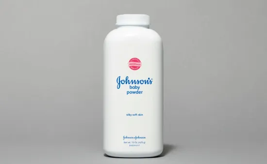 Johnson & Johnson đối mặt vụ kiện tập thể mới liên quan đến cáo buộc phấn rôm gây ung thư