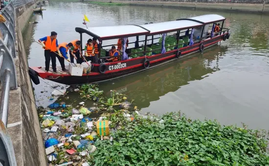 Cần Thơ thí điểm gom rác thải nhựa bằng bẫy rác