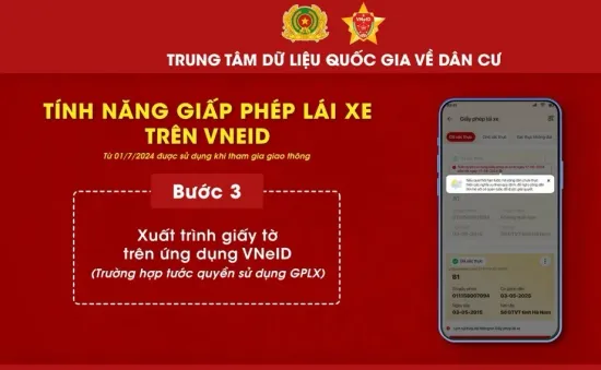 Cảnh sát giao thông Hà Nội kiểm tra, tạm giữ giấy phép lái xe trên ứng dụng VNeID