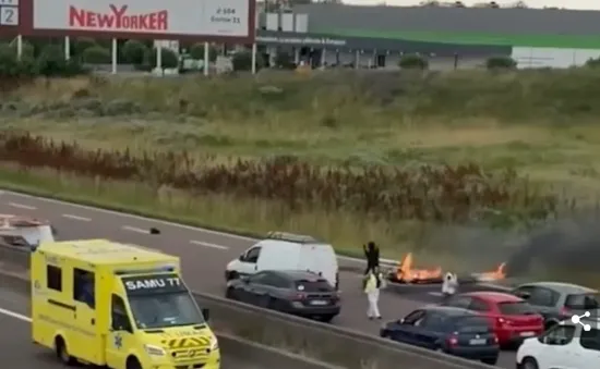 Máy bay du lịch rơi xuống đường cao tốc ở Pháp, 3 người thiệt mạng