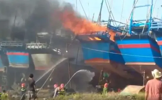 Tàu cá ở Phú Yên bốc cháy, ngư dân thiệt hại hơn nửa tỷ đồng