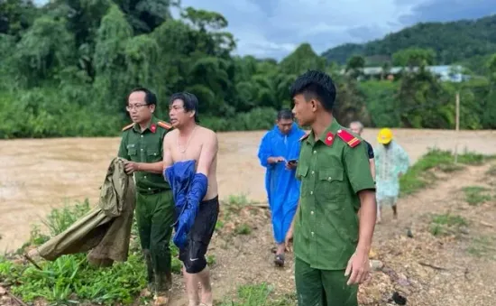 Bộ trưởng Lương Tam Quang gửi Thư khen công an cứu người giữa dòng nước lũ