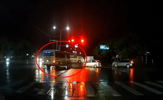 Ô tô khách vượt đèn đỏ đâm lật xe tải rồi bỏ chạy ở Hà Nội
