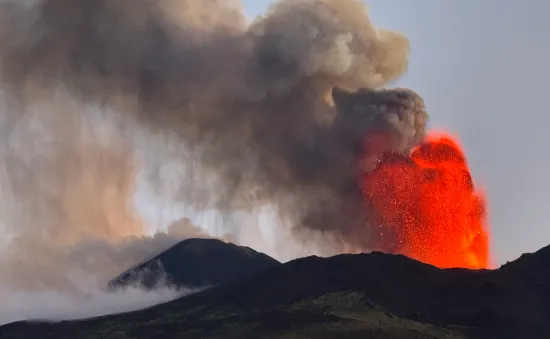 Núi lửa Etna và Stromboli phun trào, Sicily đóng cửa sân bay