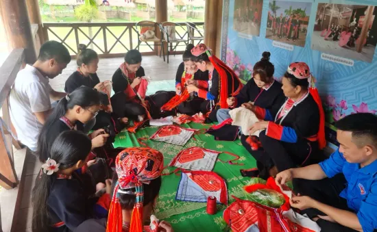 Hạ Long mở lớp dạy thêu may trang phục dân tộc để bảo tồn văn hóa truyền thống