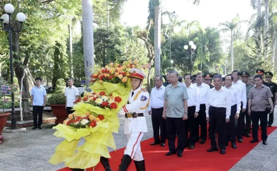 Chủ tịch nước Tô Lâm dâng hương tưởng nhớ Chủ tịch Hồ Chí Minh