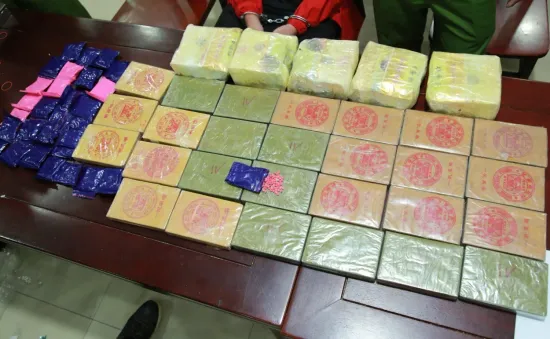 Bắt 2 đối tượng, thu 27 bánh heroin và 5 kg ma túy đá