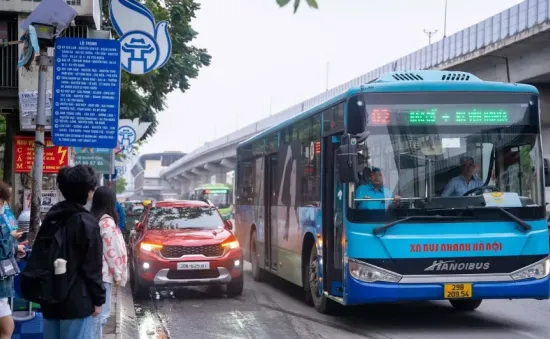 Hàng loạt điểm dừng, nhà chờ xe bus ở Hà Nội ngang nhiên bị chiếm dụng