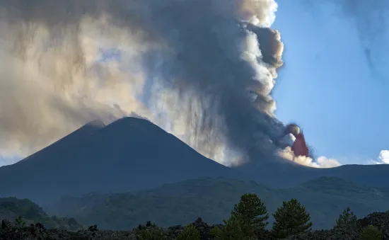 Núi lửa Etna ở Italy hoạt động mạnh trở lại, phun dung nham nóng đỏ và tro bụi khắp bầu trời