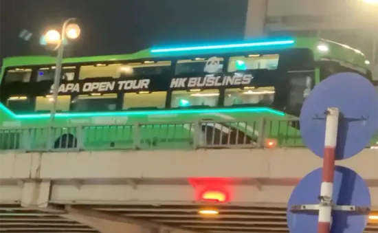 Hà Nội: Tước bằng lái tài xế xe khách đi lên cầu vượt Láng Hạ