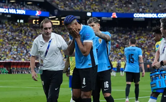 Sau Pedri, Barcelona tiếp tục đón tin dữ từ Ronald Araujo