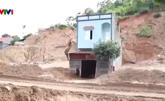 Nguy cơ sạt lở vùi lấp những căn nhà dưới chân đồi vào mùa mưa