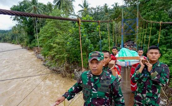 Số nạn nhân thiệt mạng trong vụ lở đất ở Indonesia tăng lên 23, 35 người mất tích