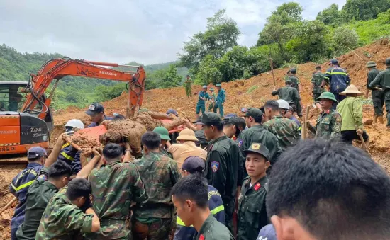 Sạt lở đất ở Hà Giang: Lực lượng thủ công đu dây từ độ cao vài chục mét tìm người mất tích