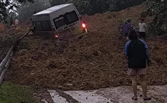 Sạt lở đất vùi lấp xe khách ở Hà Giang: 11 người tử vong, 4 người bị thương