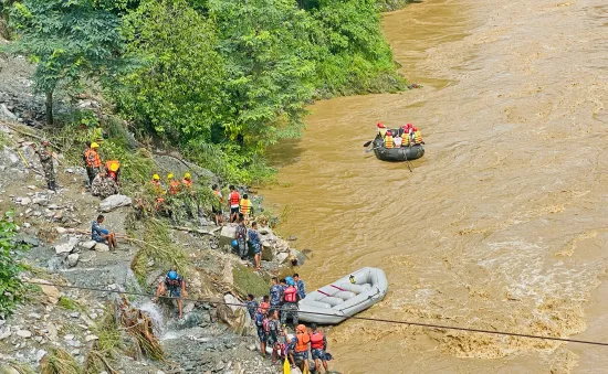 Tìm thấy thi thể nạn nhân đầu tiên trong vụ lở đất cuốn trôi xe bus ở Nepal