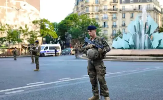 Xe lao vào quán bar ở Paris khiến 1 người tử vong, một số người bị thương