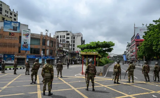 Bangladesh: Người biểu tình xông vào nhà tù giải thoát hàng trăm tù nhân, số người chết vì đụng độ lên tới 100