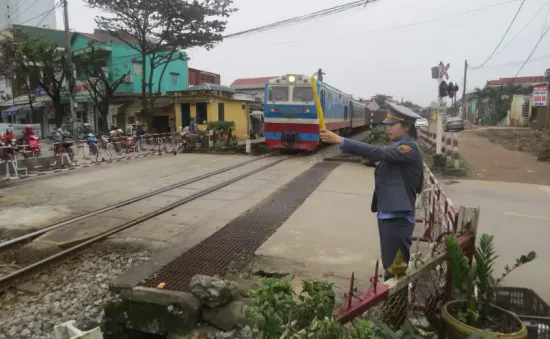 Ngăn chặn ném đá lên tàu: Cần sự vào cuộc quyết liệt của chính quyền địa phương