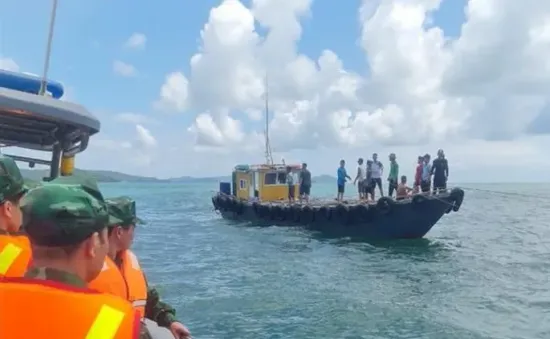 Cứu thành công 7 ngư dân gặp nạn trên biển Quảng Ninh
