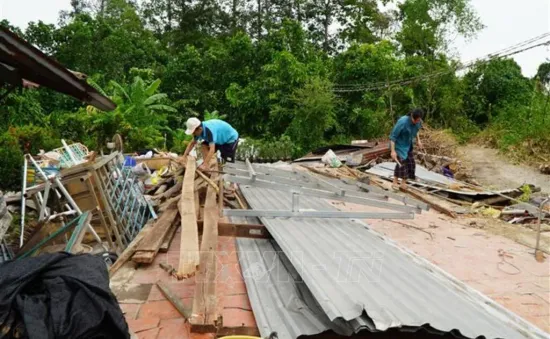 Mưa lớn kèm dông, lốc làm hàng chục căn nhà bị hư hỏng tại Nam Bộ
