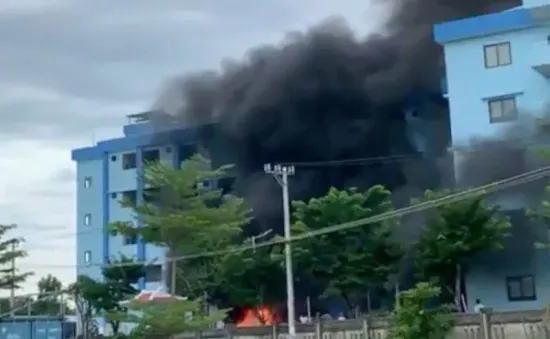 Cháy nhà xe bệnh viện, nhiều xe máy bị thiêu rụi