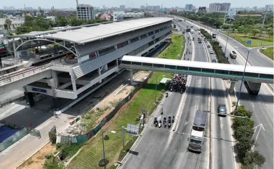 Cấm xe qua ngã tư Thủ Đức để làm cầu đi bộ tuyến Metro số 1