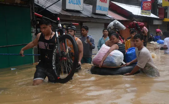 Bão Gaemi mang mưa lớn gây ngập lụt ở Manila (Philippines), hàng loạt chuyến bay bị hủy