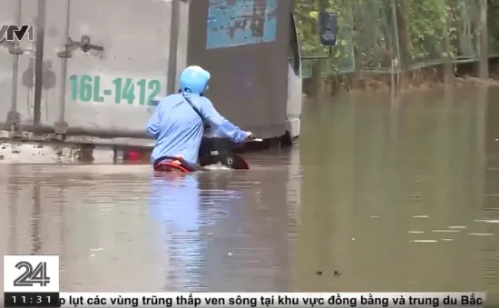 Đường gom đại lộ Thăng Long vẫn chìm sâu sau mưa lớn