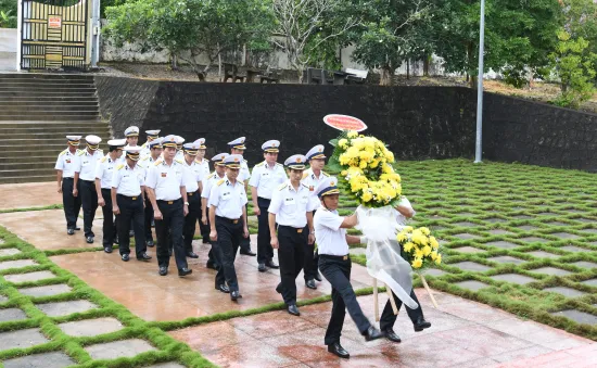 Chiến sĩ hải quân dâng hương tưởng niệm các anh hùng, liệt sĩ